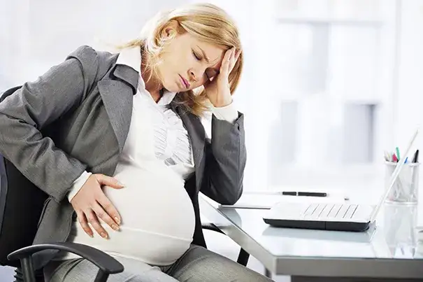 Kobieta w ciąży dzwoni do lekarza niepokojące objawy