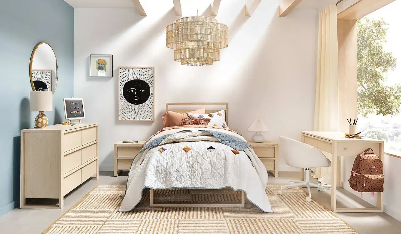 Lámpara techo infantil de ratán ilumina una habitación con cama, escritorio y cómoda.