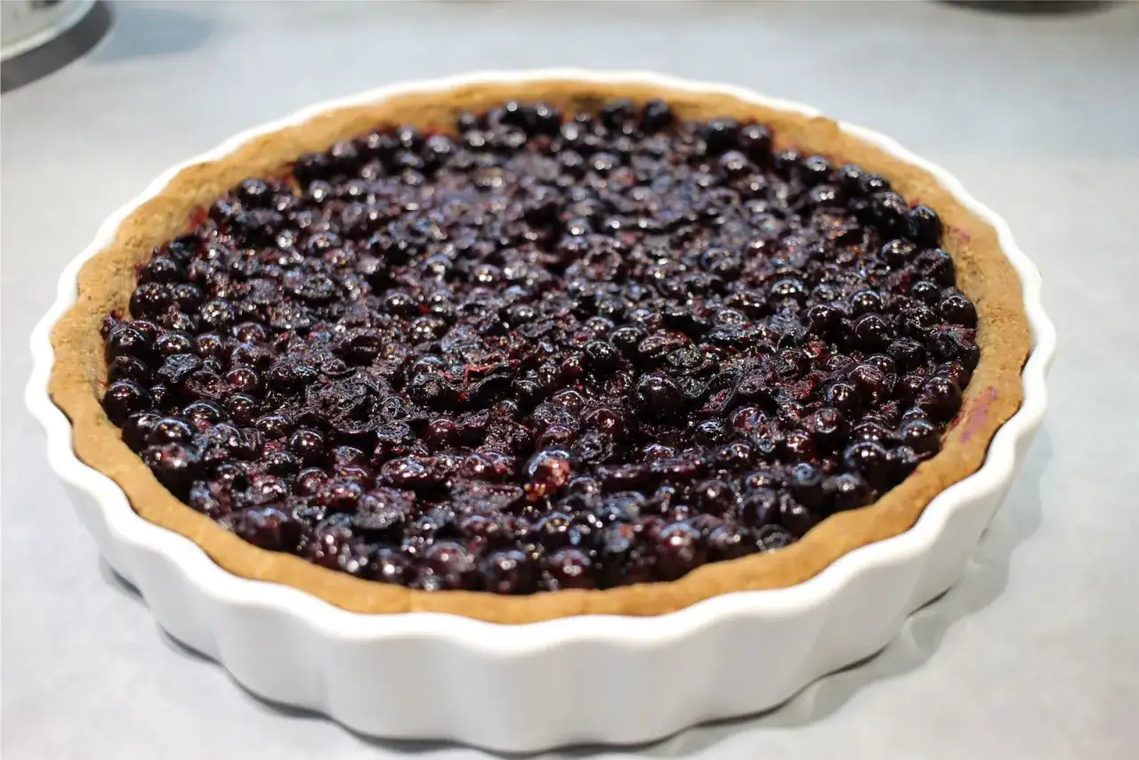 Tarta z czarną porzeczką, która ma wiele cennych właściwości. Jej intensywny kolor i słodko-kwaśny smak zachwycają.