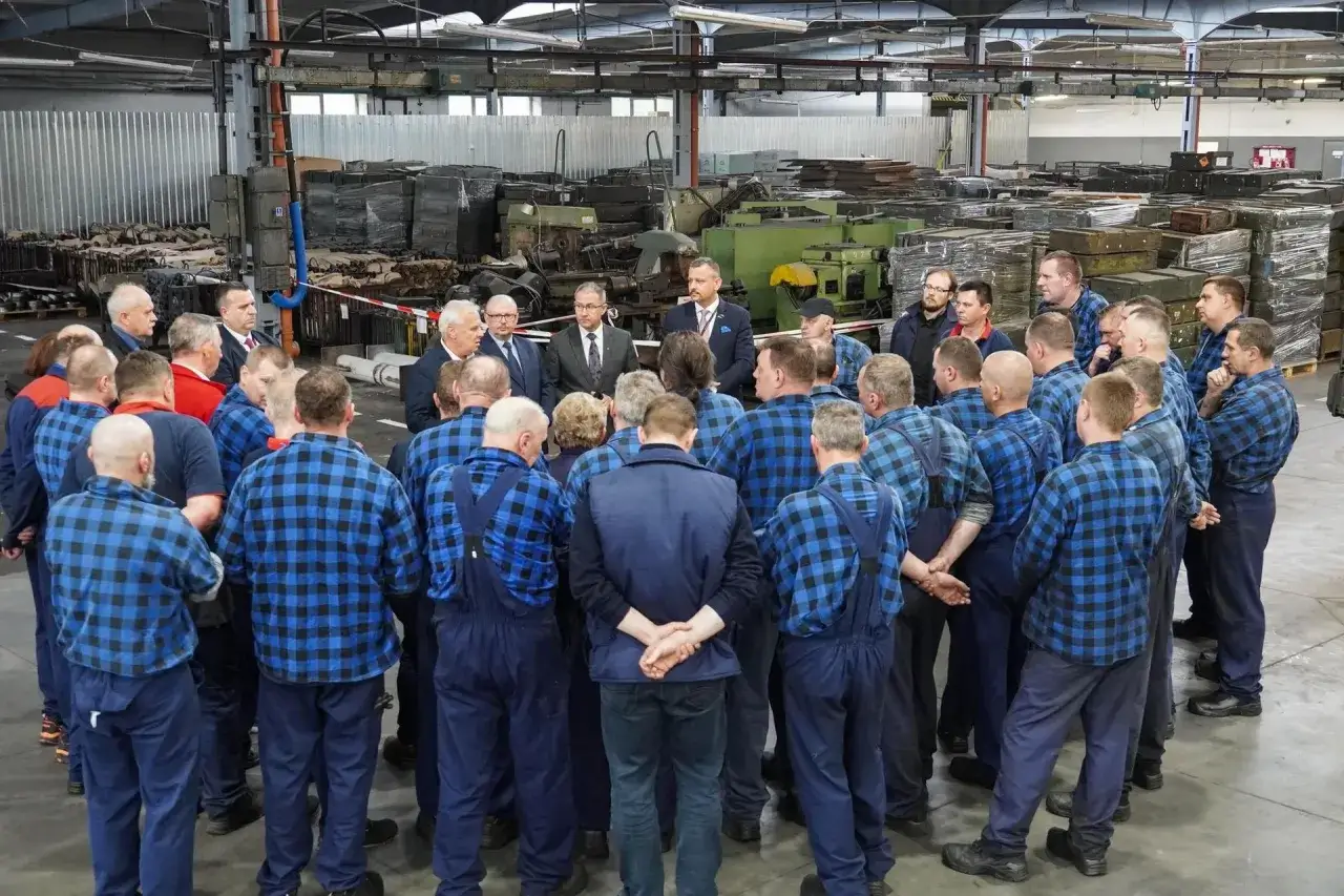 Grupa mężczyzn w kratę, gotowa do pracy w Kraśniku od zaraz.