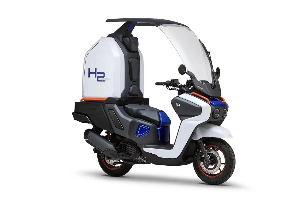 Moto con techo y logo H2 Hydrogen Engine, ideal para entregas ecológicas.
