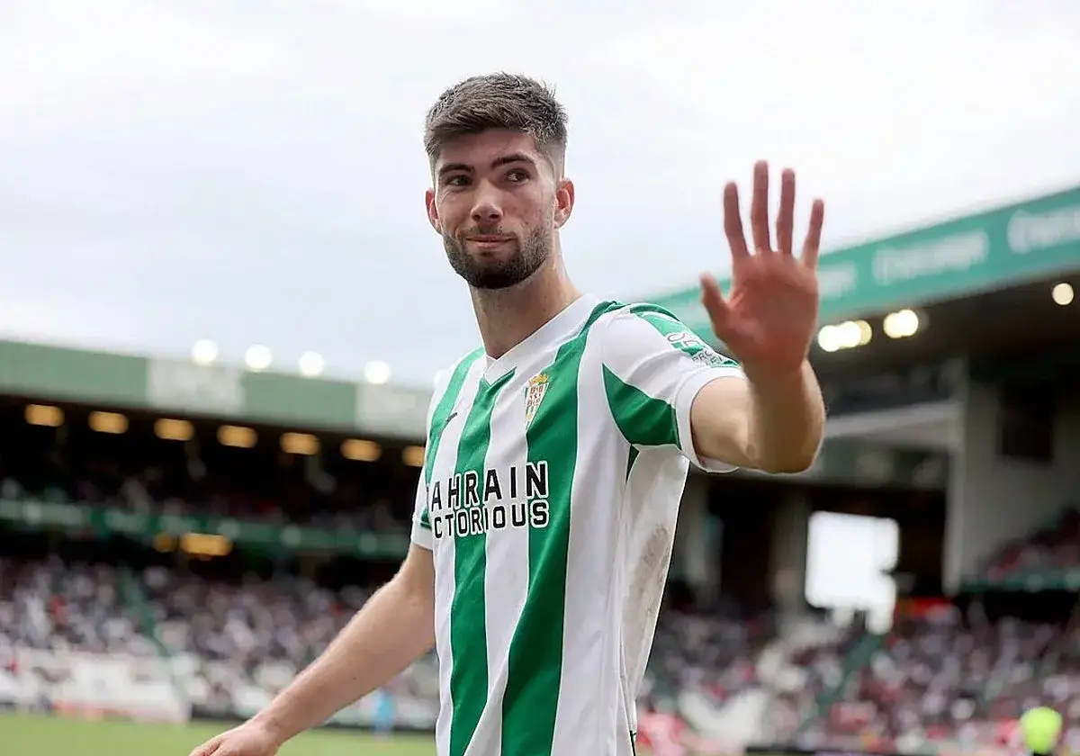 Théo Zidane saluda a la afición con su camiseta a rayas verdes y blancas, listo para el partido.