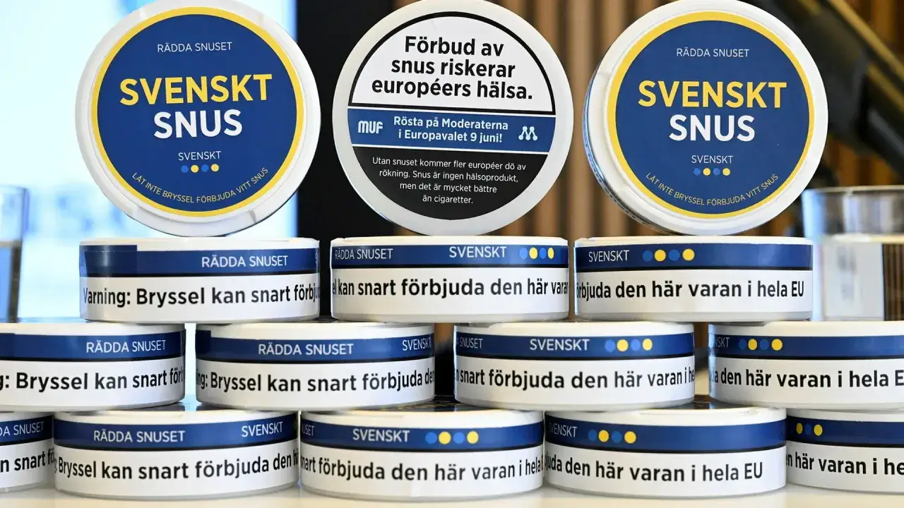 H&auml;r &auml;r en stapel av snusdosor med texten 