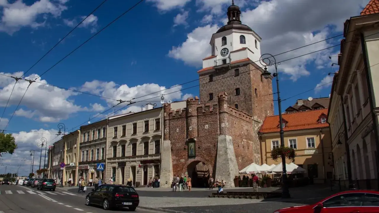 Brama Krakowska w Lublinie, symbol miasta, to świetny punkt wyjścia, by odkryć, co zwiedzić w Lublinie. Warto zobaczyć też Stare Miasto i Zamek Lubelski.