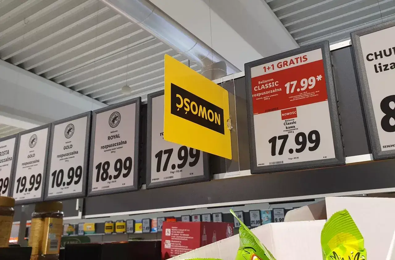Promocje kawy rozpuszczalnej w sklepie, w tym oferta 1+1 gratis, zgodne z dyrektywą Omnibus. Ceny od 10.99 zł.