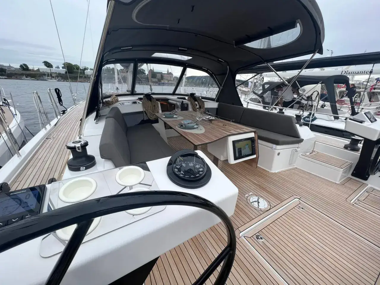 Cockpit du Dufour 470, prêt pour l'aventure. La fiche technique promet confort et performance.