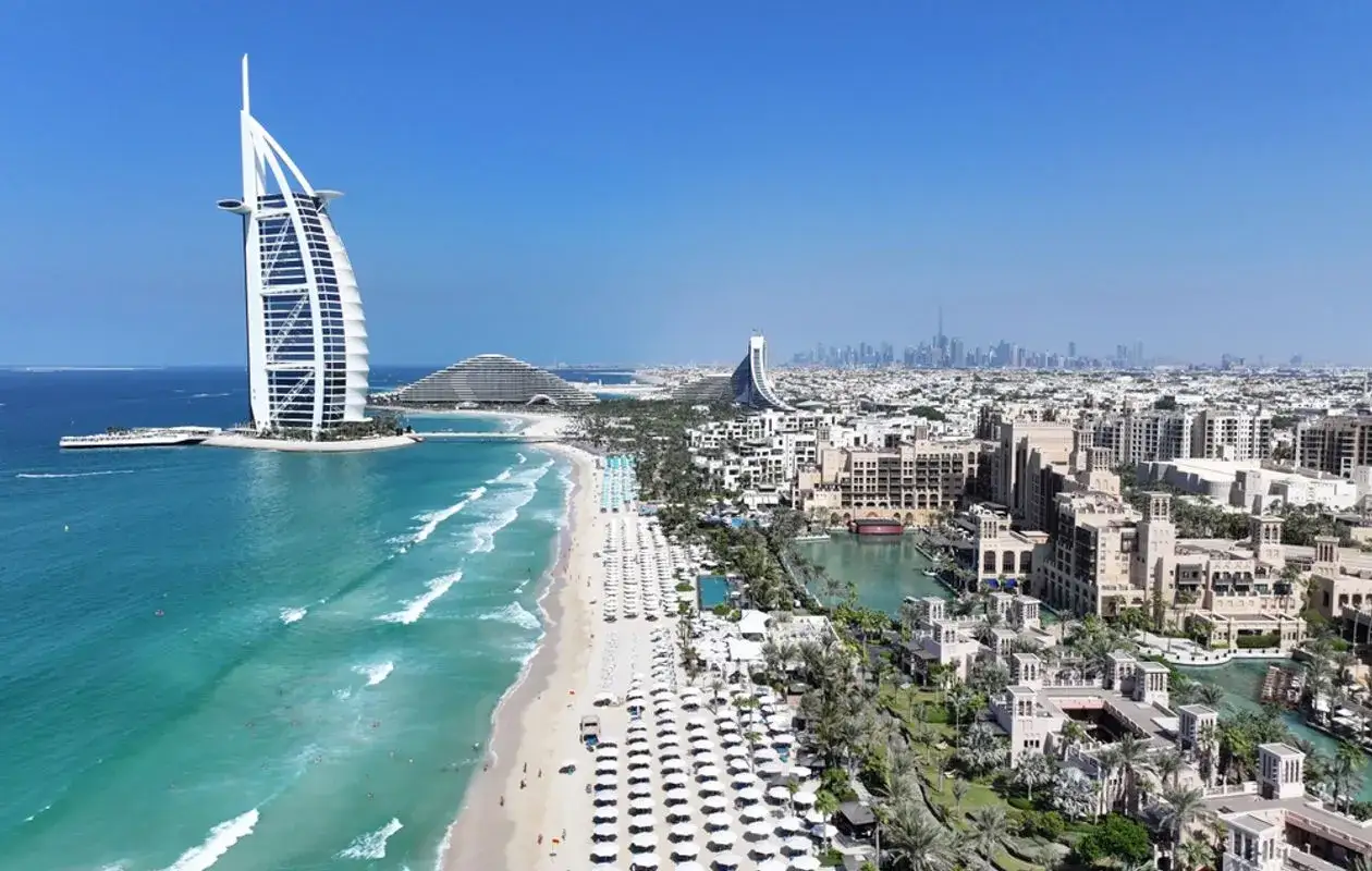 Traumhaftes Wetter in Dubai im November: Sonnenschein, türkisfarbenes Meer und der Burj Al Arab. Perfekt für Strandurlaub!