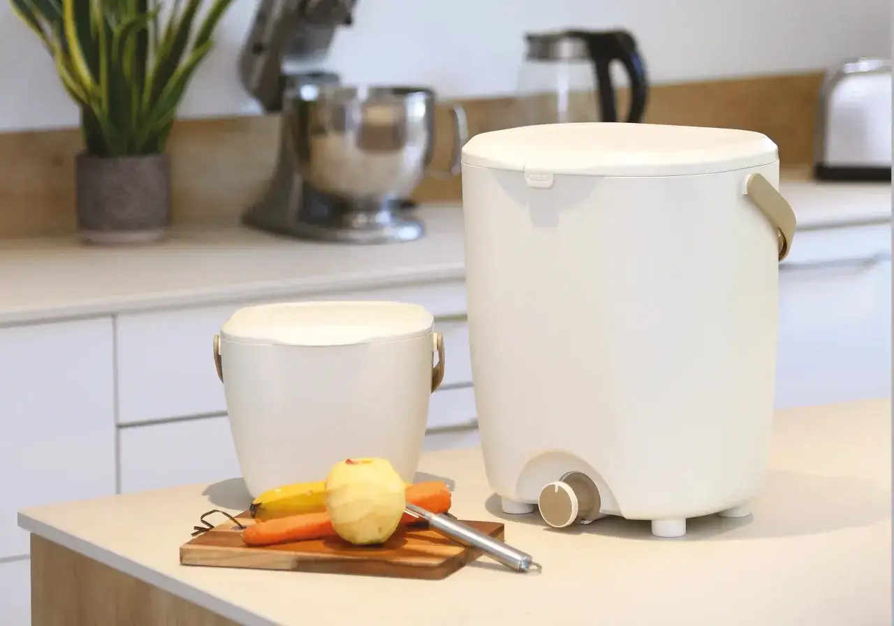 Deux bacs pour le bokashi maison, pr&ecirc;ts &agrave; transformer vos d&eacute;chets organiques en compost. Une cuisine propre et &eacute;cologique.