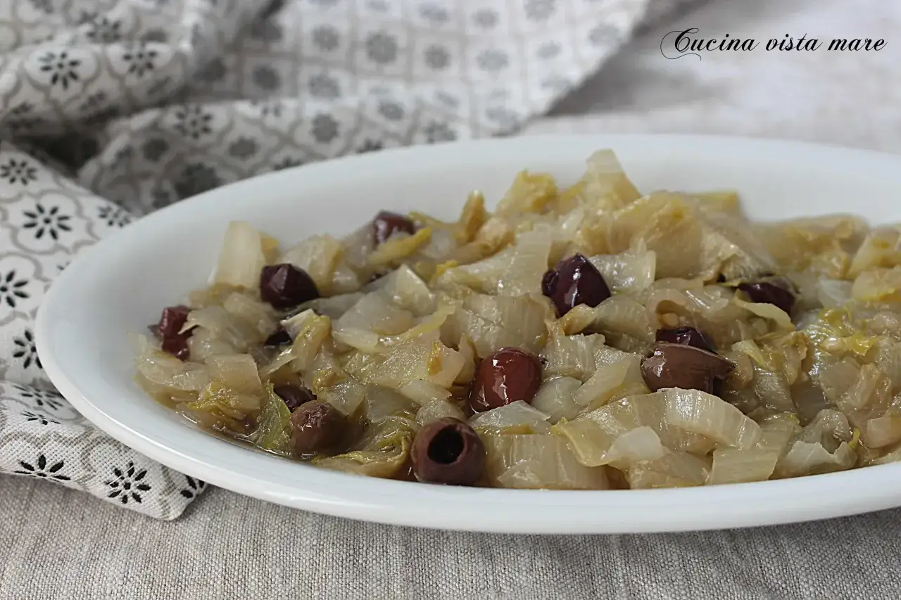 Insalata belga cotta con olive nere, un piatto semplice e gustoso.