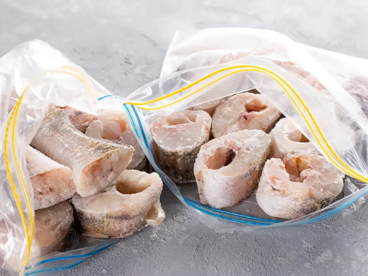 Trozo de pescado congelado en bolsas, listo para asegurar que no tenga anisakis.