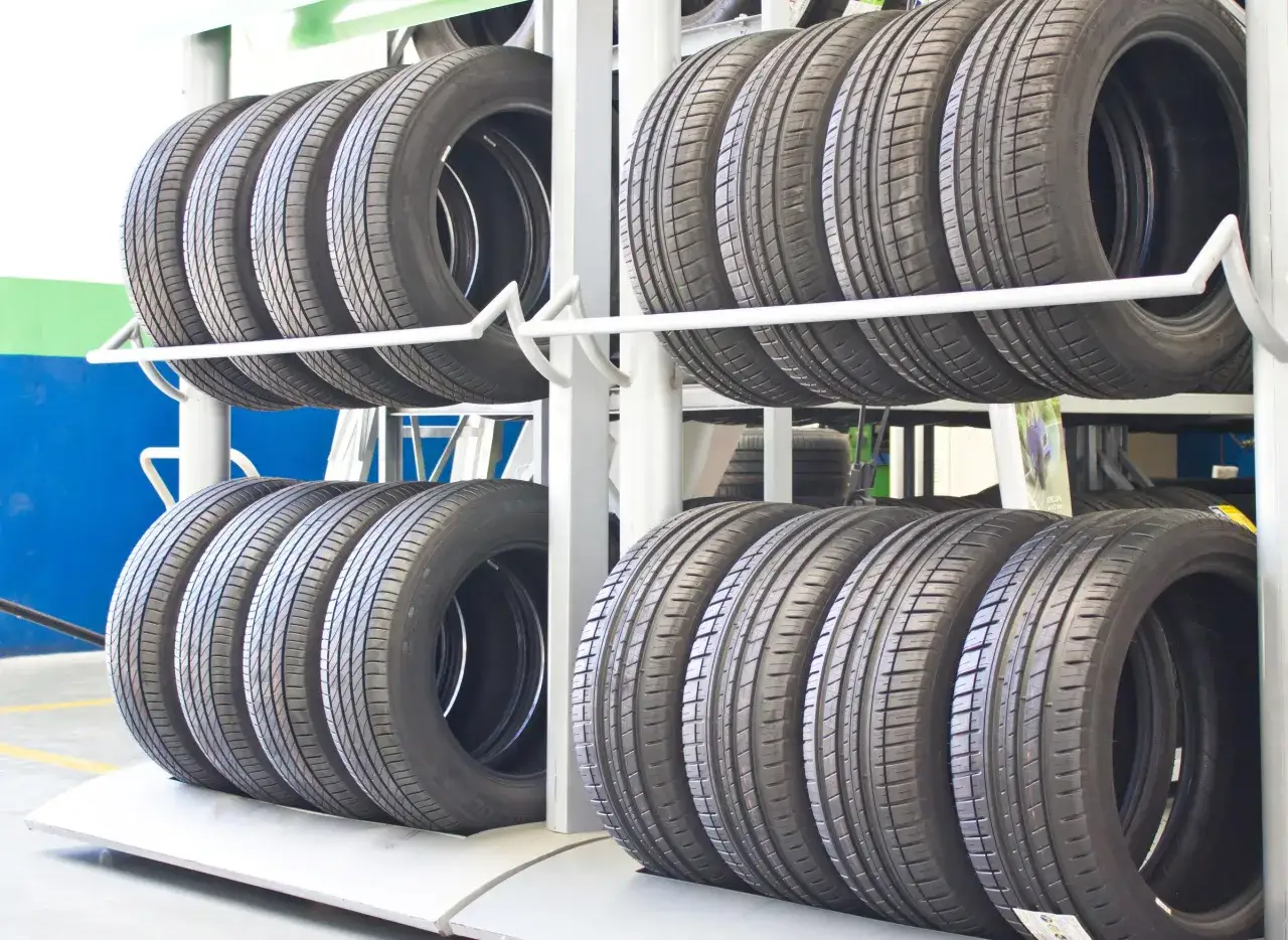 Scaffali metallici con pneumatici impilati. Ottimi consigli su come conservare pneumatici senza cerchio per preservarne la qualit&agrave;.