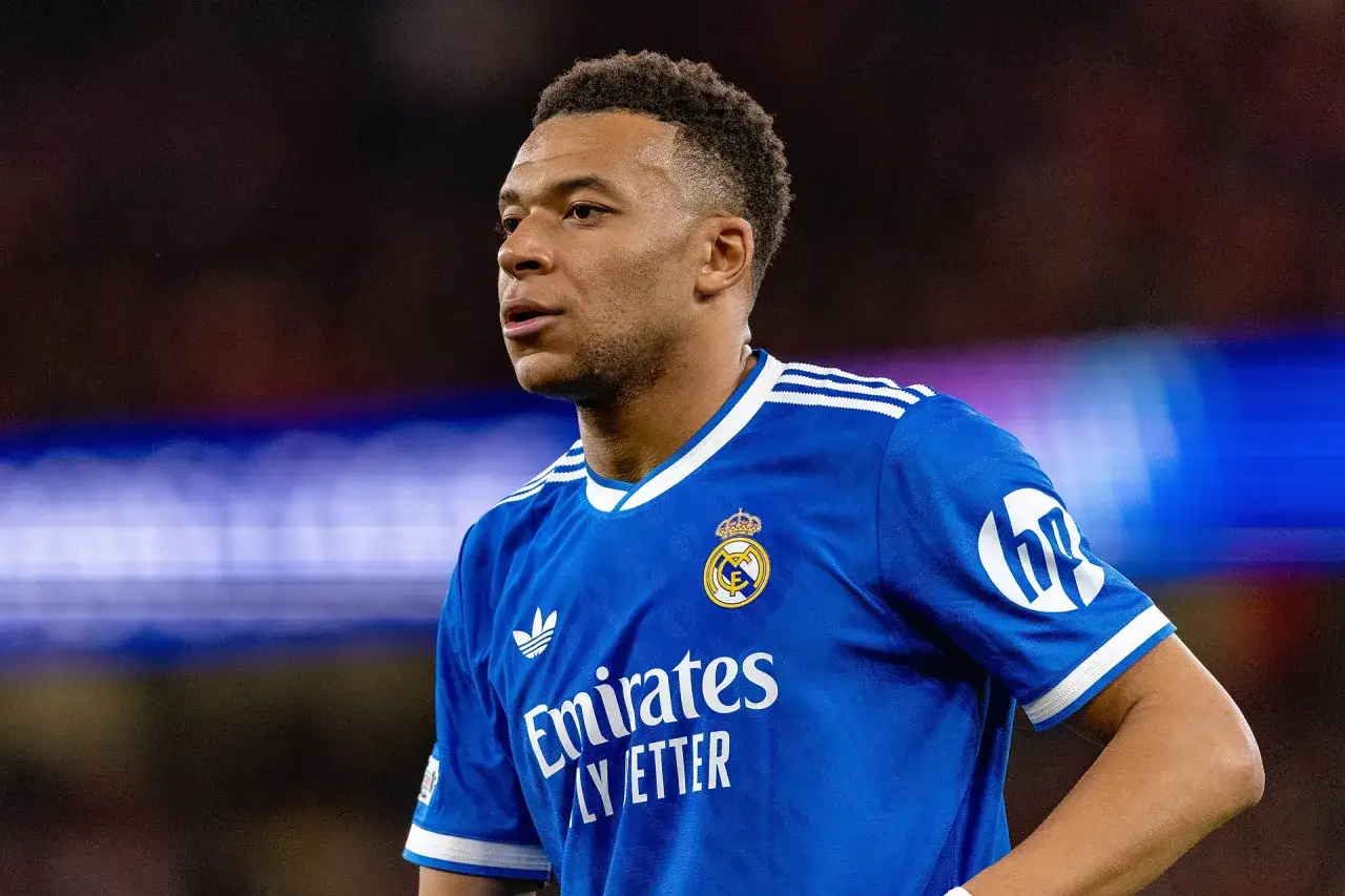 Kylian Mbappé w niebieskiej koszulce Realu Madryt. Jego waga jest idealna do szybkich sprintów.