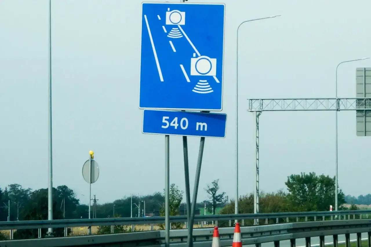 Znak informuje o odcinkowym pomiarze prędkości w odległości 540 m.