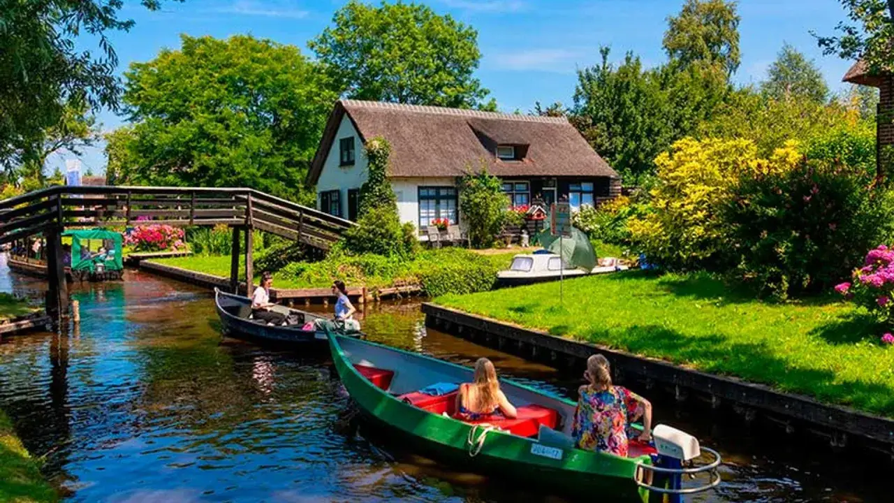 Paseo en barca por los canales de Giethoorn, Holanda. Casas con tejado de paja y puentes de madera adornan este idílico pueblo.