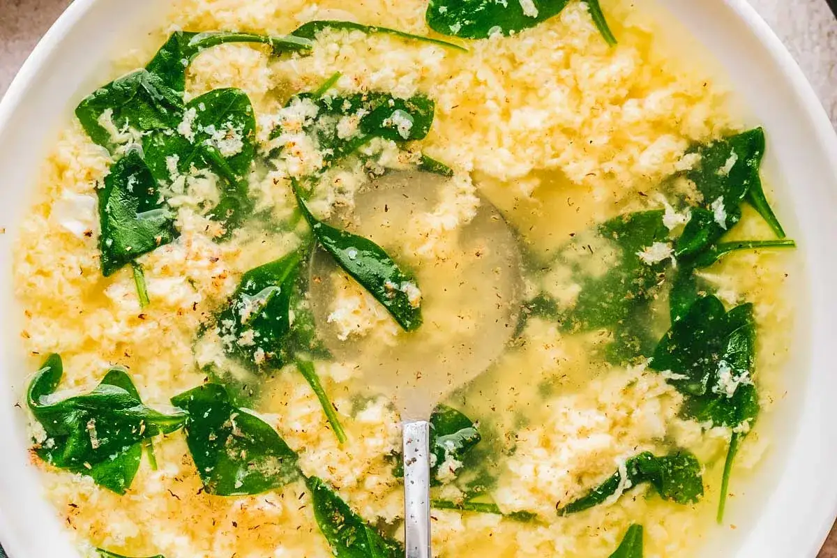 Zupa stracciatella z dodatkiem świeżego szpinaku i delikatnych kłaczków jajecznych.