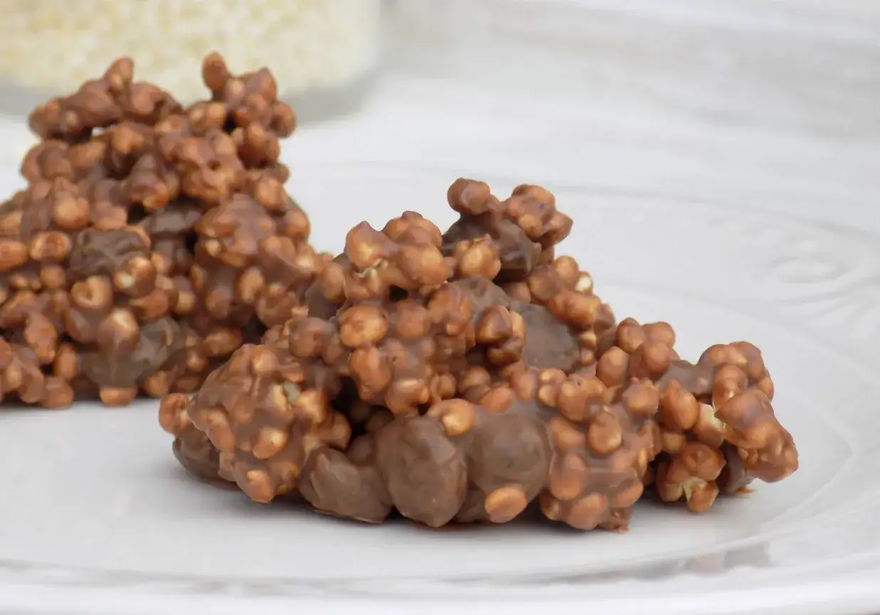 Czekoladowe przysmaki z ekspandowanego ryżu i kawałków czekolady. Idealne coś słodkiego na szybko, gdy dopadnie Cię ochota na deser.
