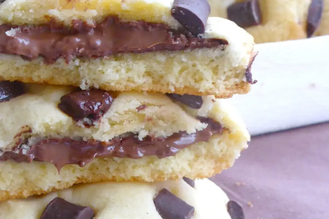 Gros plan sur des biscuits moelleux garnis de Nutella fondant. Une recette de biscuit Nutella à tomber !