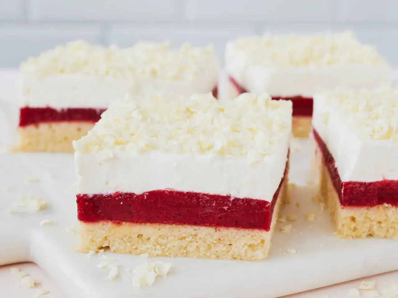 Schneeweiße Sahne, rote Fruchtschicht und heller Boden – dieser Frau Holle Kuchen sieht aus wie frisch aus dem Märchen.