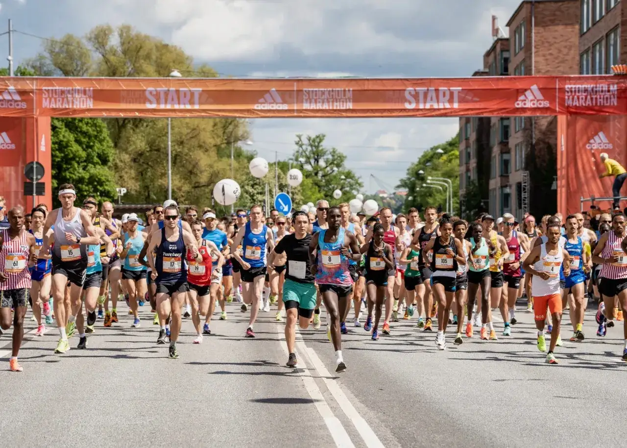 L&ouml;pare vid startlinjen f&ouml;r rekord Stockholm Marathon.