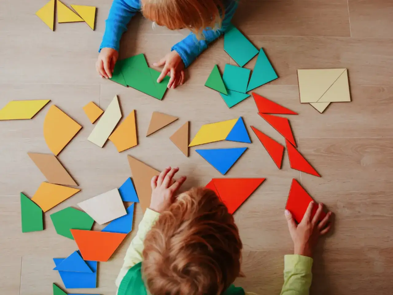 Ni&ntilde;os jugando con piezas de colores, desarrollando sus juegos de l&oacute;gica y razonamiento.