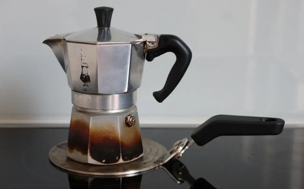 Eine Bialetti Espressokanne steht auf einem Herd, bereit für die Zubereitung von aromatischem Espresso.