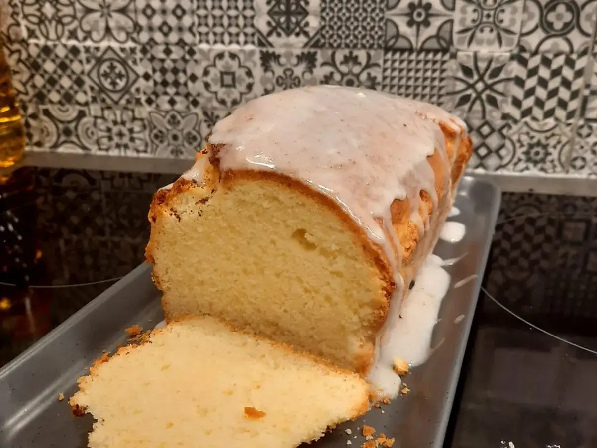 Wilgotna babka cytrynowa na oleju, polana lukrem. Idealna na deser, wygląda na najlepszą babkę cytrynową!