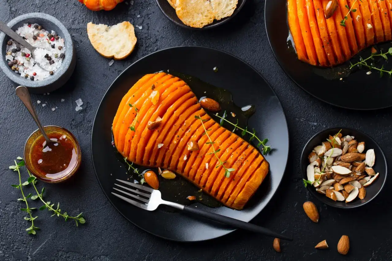 D&eacute;licieuse recette de courge au four, napp&eacute;e de miel et garnie d'amandes et de thym. Un plat r&eacute;confortant et savoureux.