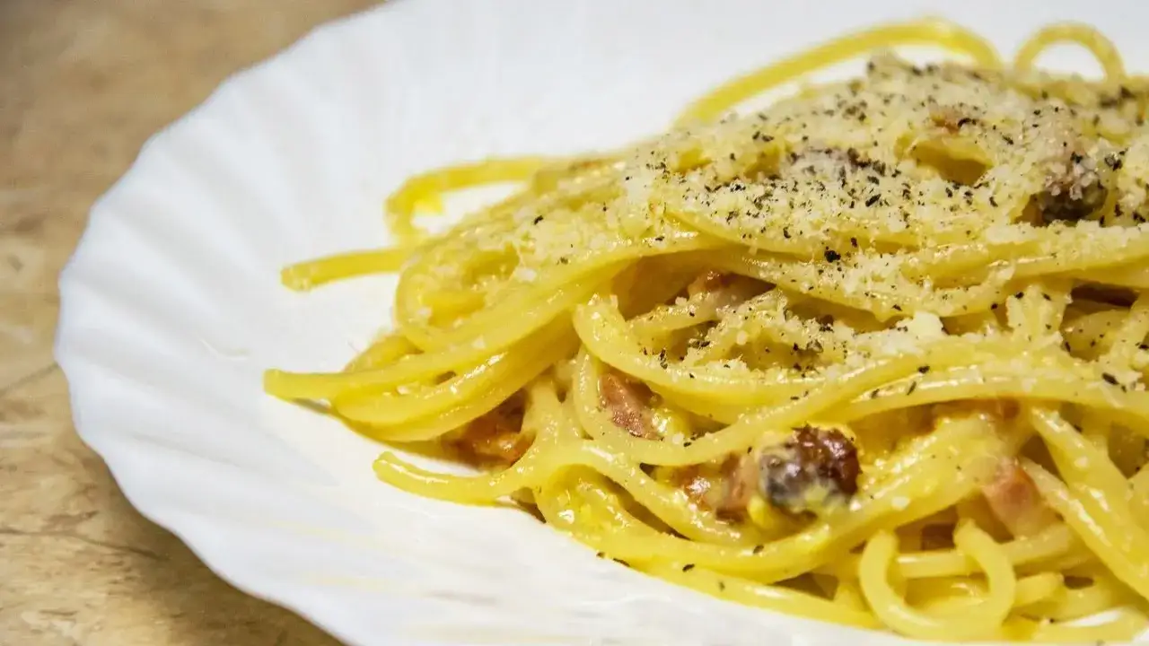 autentyczne spaghetti carbonara bez śmietany
