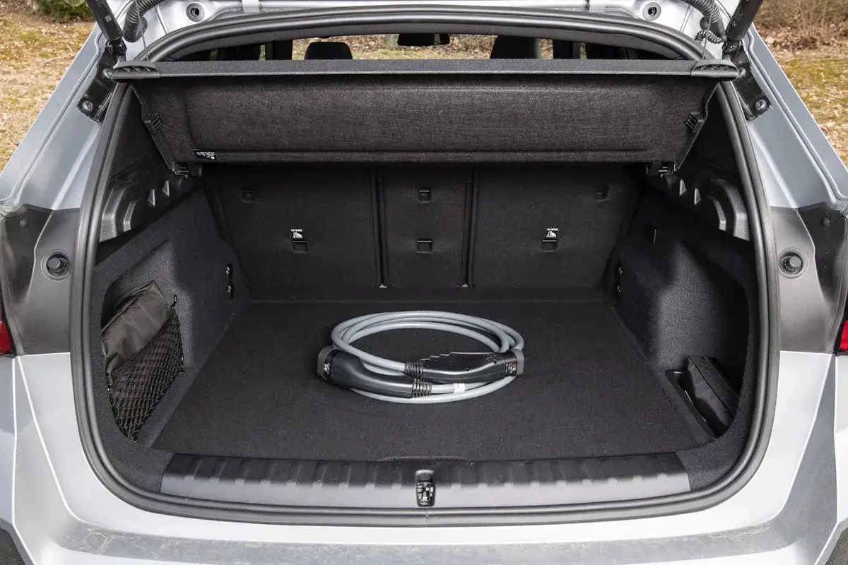 Bagażnik BMW X1 elektryk z kablem do ładowania.