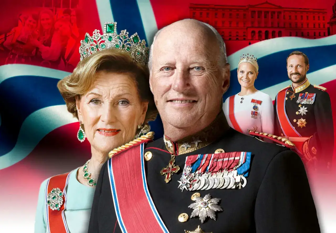 Kung Haralds ålder syns i hans vänliga leende. Han står bredvid drottning Sonja, kronprinsessan Mette-Marit och kronprins Haakon, med norska flaggan och slottet i bakgrunden.