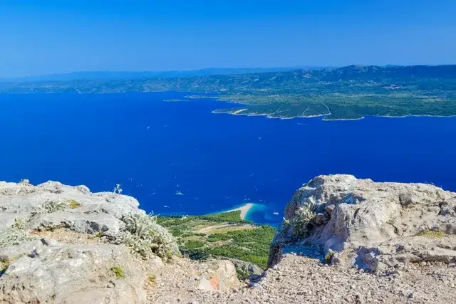 Widok z Vidova Gora na Zlatni Rat