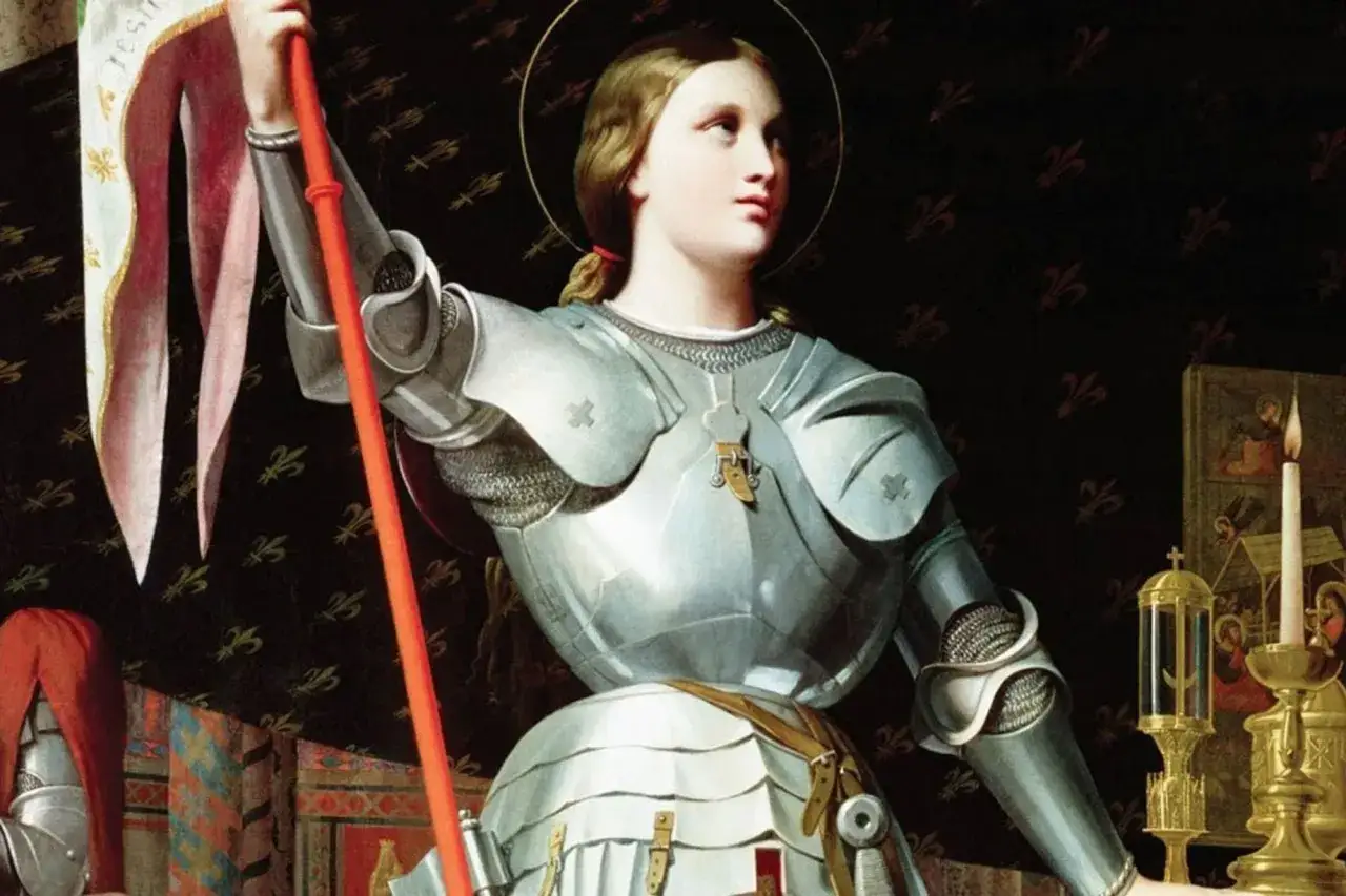 Un personnage armé, une jeune femme auréolée, brandit un étendard. Elle est sainte, guerrière, une figure inspirante.