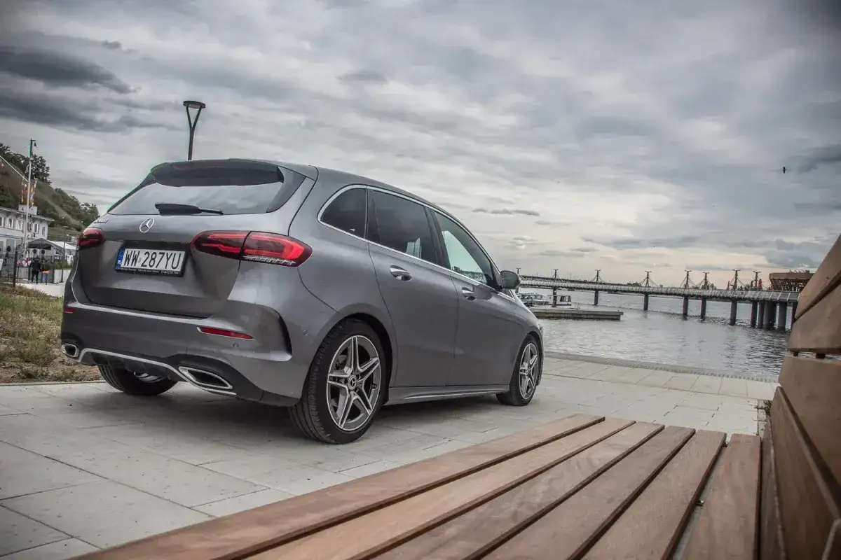 Szary Mercedes B-klasy stoi nad wodą, a obok drewniana ławka. Dylemat: diesel czy benzyna?
