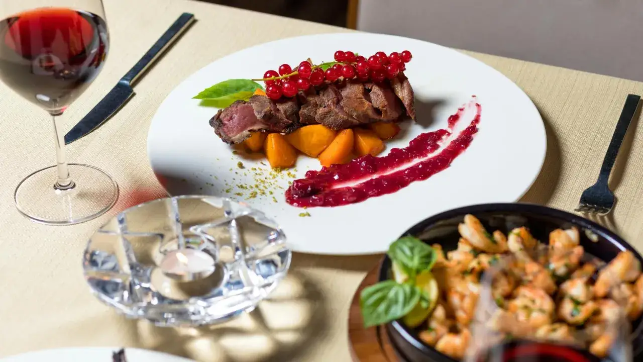 Stek wołowy i kieliszek Cabernet Sauvignon