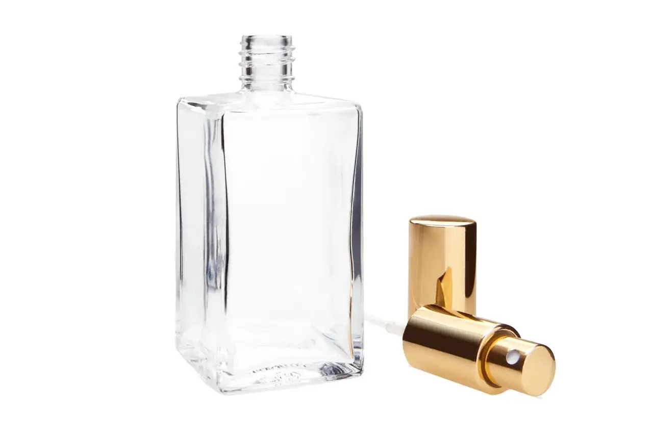 Szklana buteleczka na perfumy i złoty vaporisateur spray, gotowe do napełnienia.