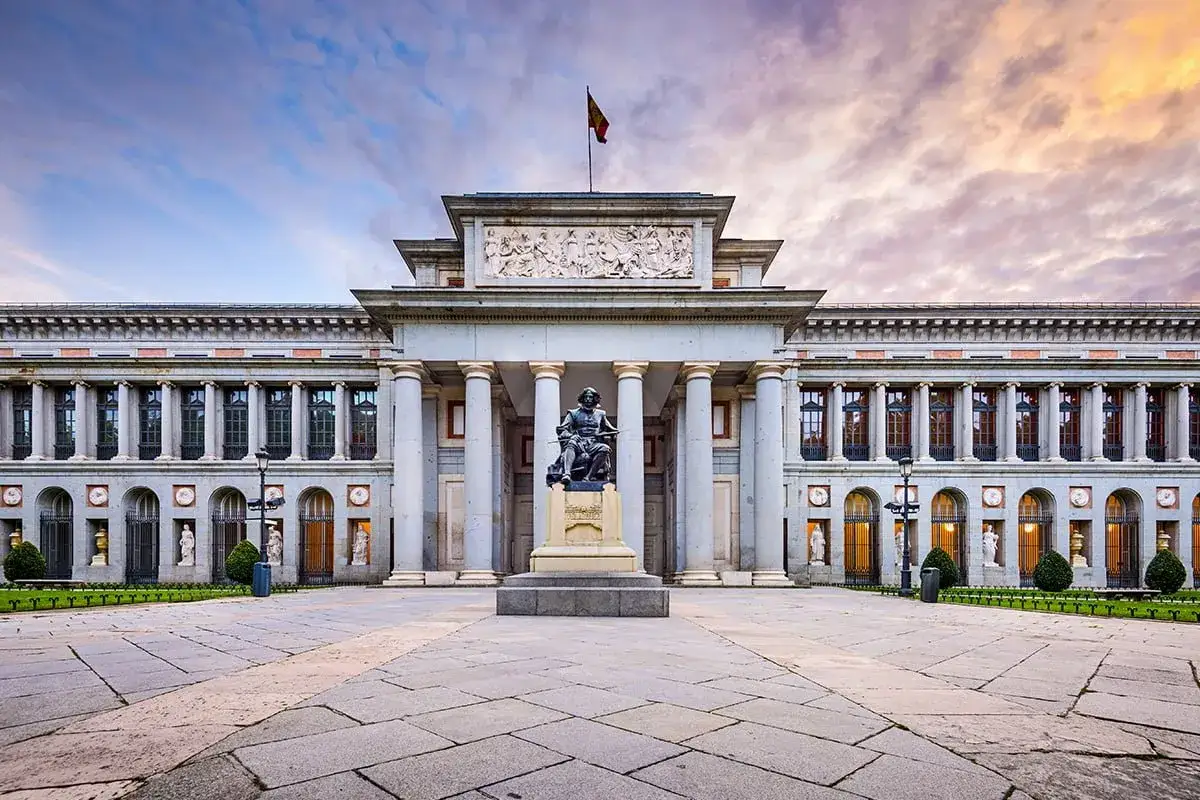 Muzeum Prado w Madrycie, jedna z głównych madryckich atrakcji, z pomnikiem przed wejściem.