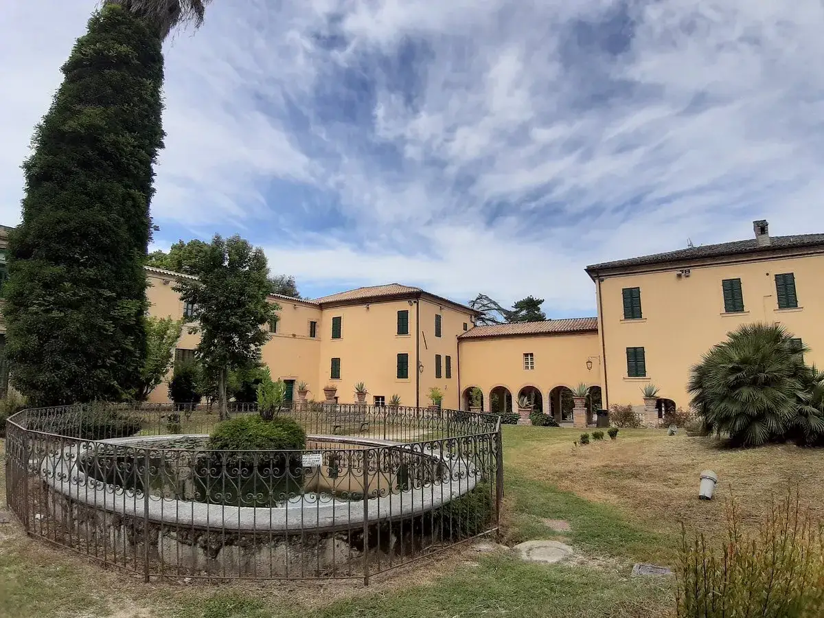 Giardino con fontana e palazzi storici, un luogo da scoprire tra le cose da vedere a Porto Sant'Elpidio.