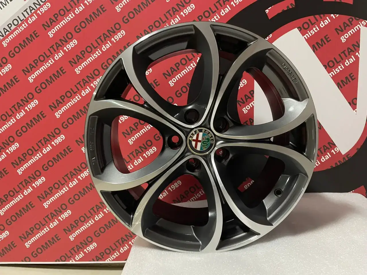 Cerchi Stelvio 20 pollici, design sportivo con logo Alfa Romeo. Perfetti per dare un tocco di classe alla tua auto.