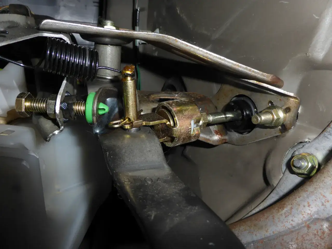 Mechanizm sprzęgła z widocznym cięgnem i sprężyną. Może to być powodem, że sprzęgło skrzypi przy puszczaniu.
