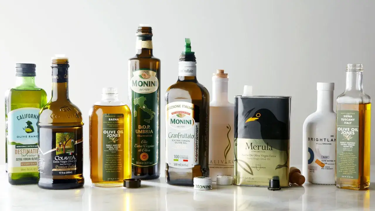 Wybór butelek i puszek z oliwą z oliwek, w tym Colavita, Monini i Olive Oil Jones. To dobra oliwa z oliwek na każdą okazję.
