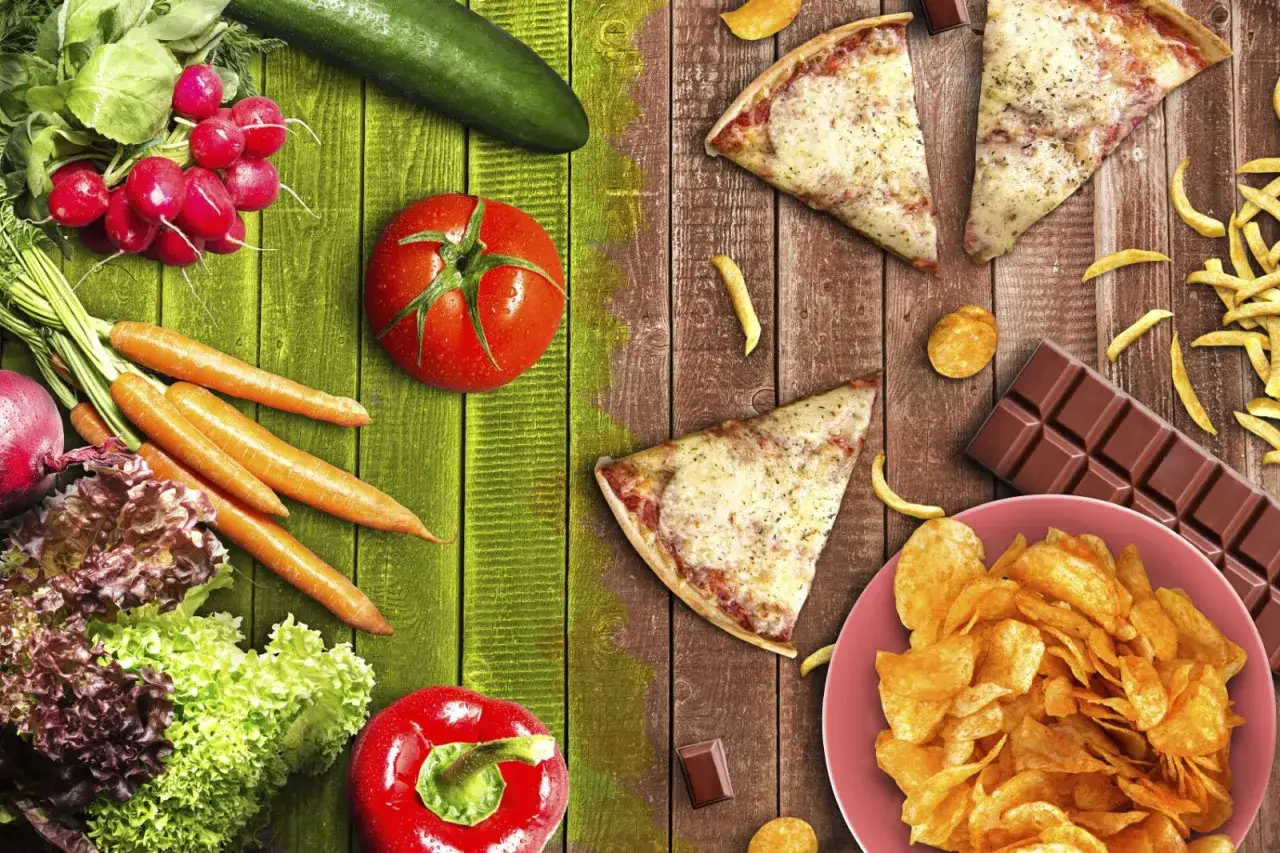 Vänster sida: färska grönsaker som morötter, tomater, gurka, rädisor och sallad. Höger sida: pizza, pommes frites, chips och choklad – mat att undvika vid artros.