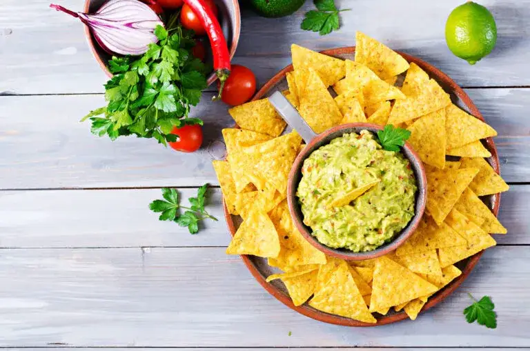 guacamole z nachosami i warzywami