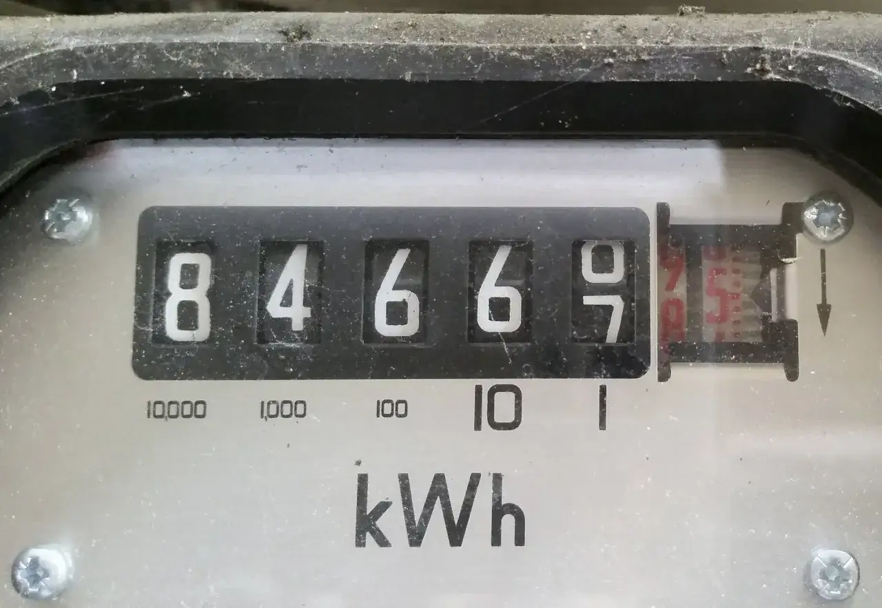 Licznik energii elektrycznej pokazuje 84669 kWh. To dowód na pracę prądu elektrycznego w domu.