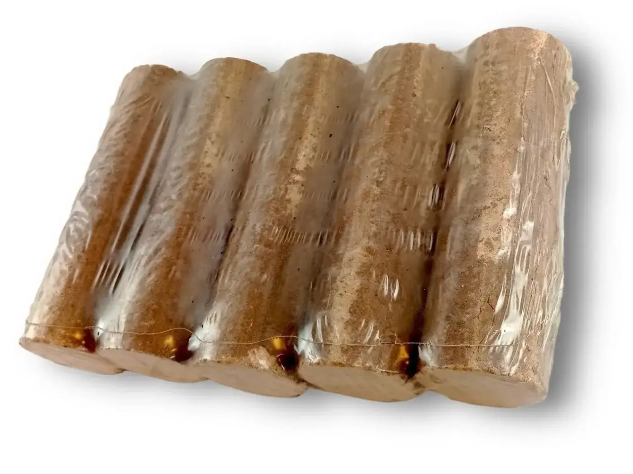 Briquettes de bois hêtre chauffage, emballées sous film plastique. Prêtes pour un feu de cheminée réconfortant.