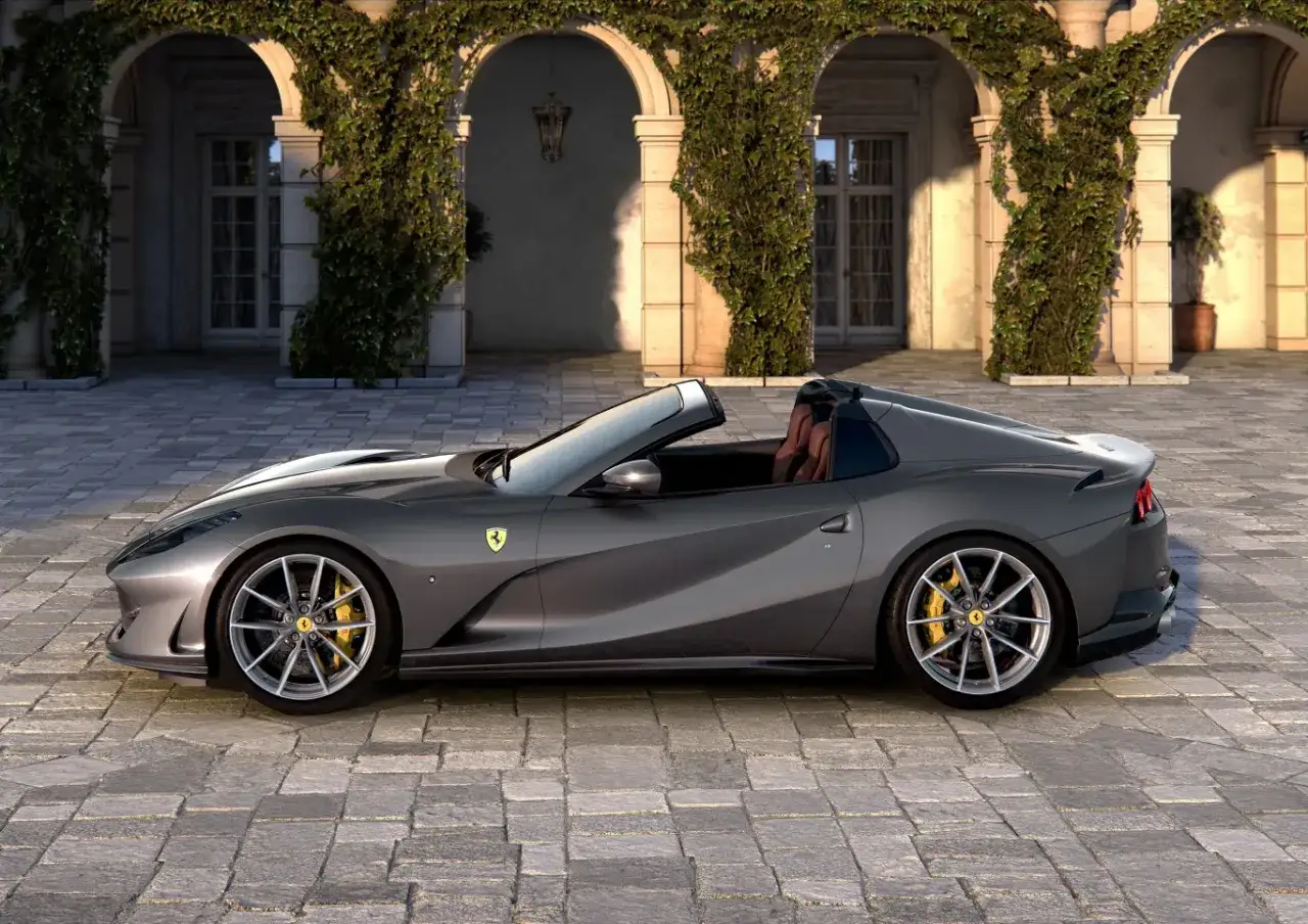 Ferrari 812 GTS z otwartym dachem, widok z boku