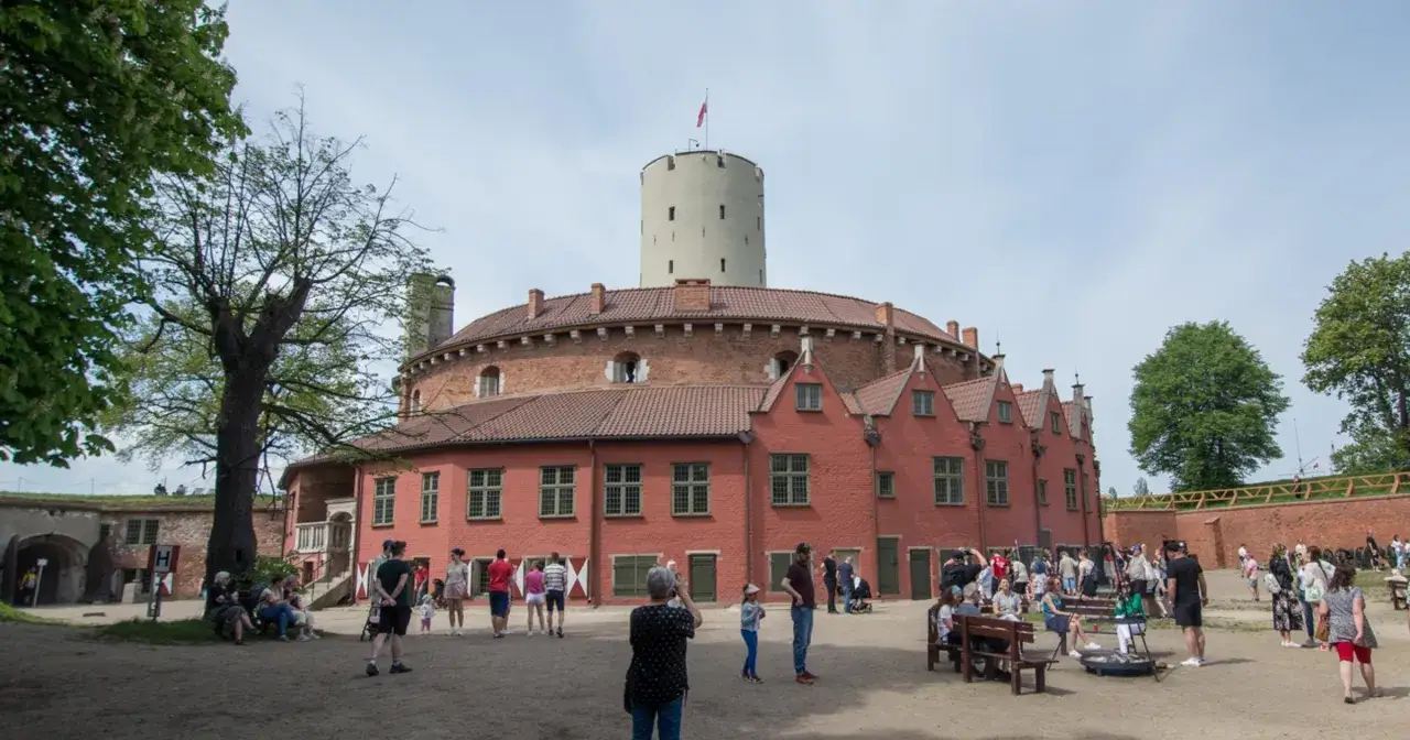 Twierdza Wisłoujście zaprasza! Sprawdź aktualny cennik i zaplanuj wizytę w historycznym miejscu.