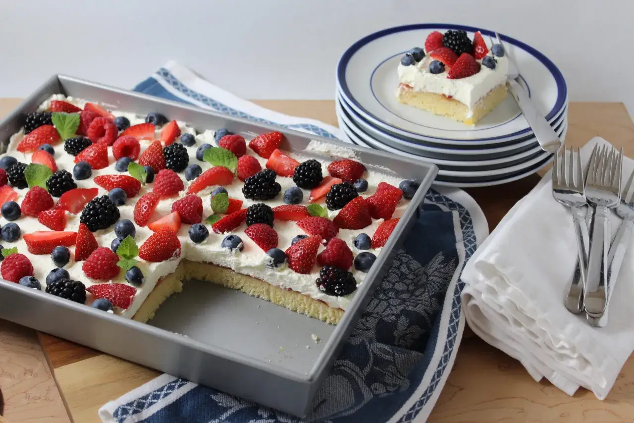 Ein schneller Kuchen mit frischen Beeren und Sahne, perfekt f&uuml;r jede Gelegenheit.