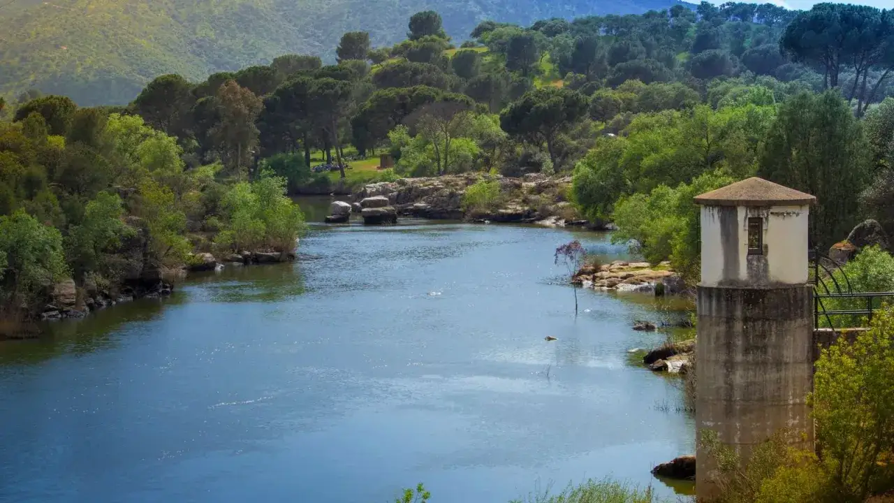 Un r&iacute;o serpentea entre rocas y vegetaci&oacute;n exuberante, con una torre de vigilancia solitaria. Un paisaje que evoca un desierto de larva, pero lleno de vida.