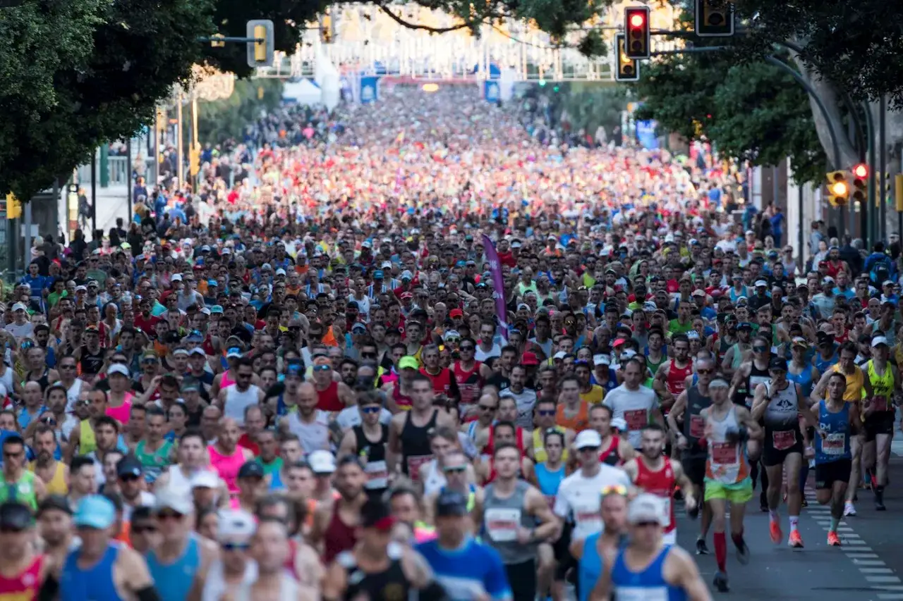 Tausende Läufer beim Malaga Marathon, eine bunte Masse auf der Straße, die sich dem Ziel nähert.