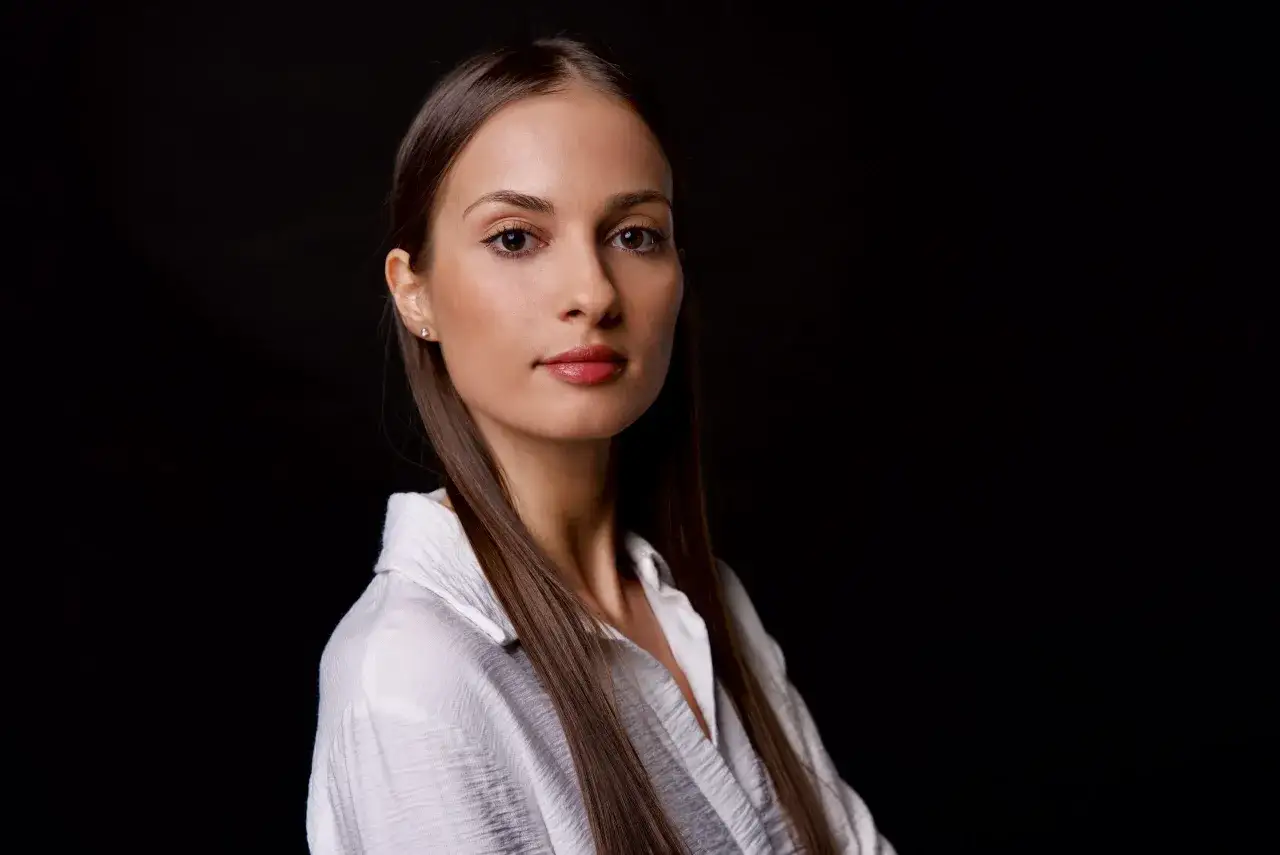 Portret kobiety w białej koszuli, idealny do portfolio biznesowego fotografa.